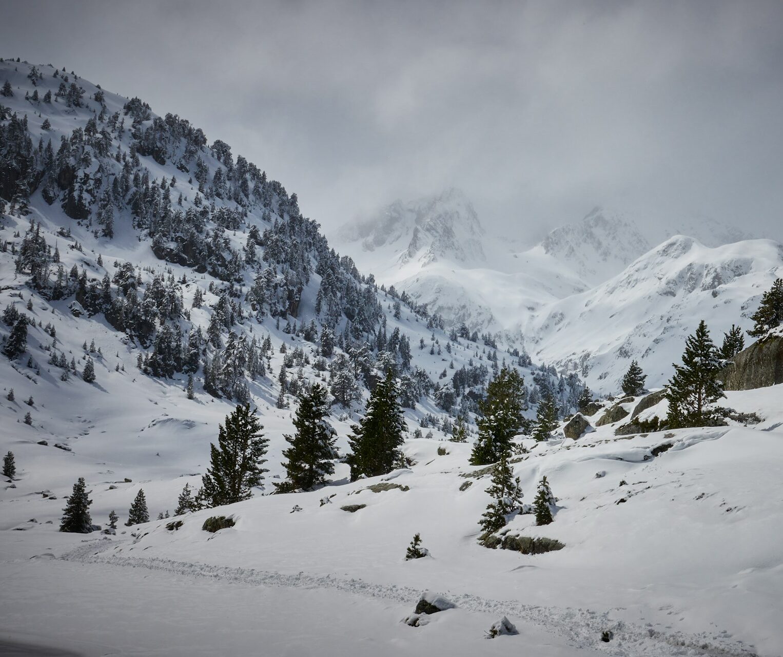 Snow in the moutains of the Pyrenees