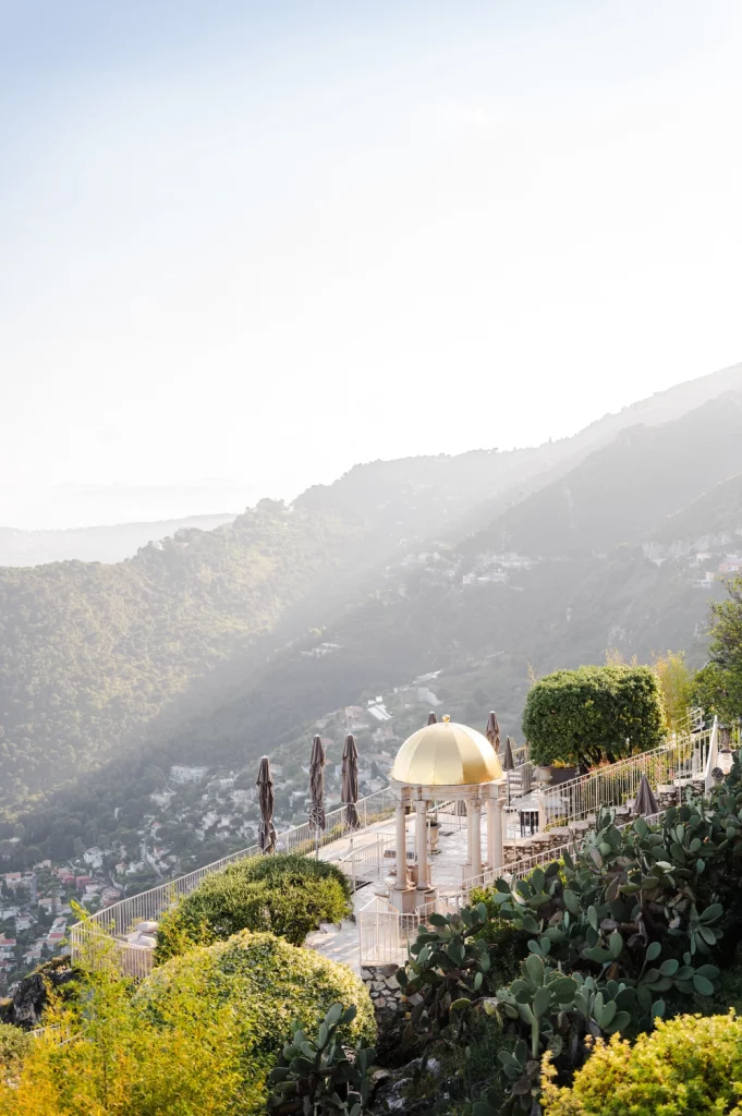 Romantic Proposal on the French Riviera : Idyllic moment in Èze